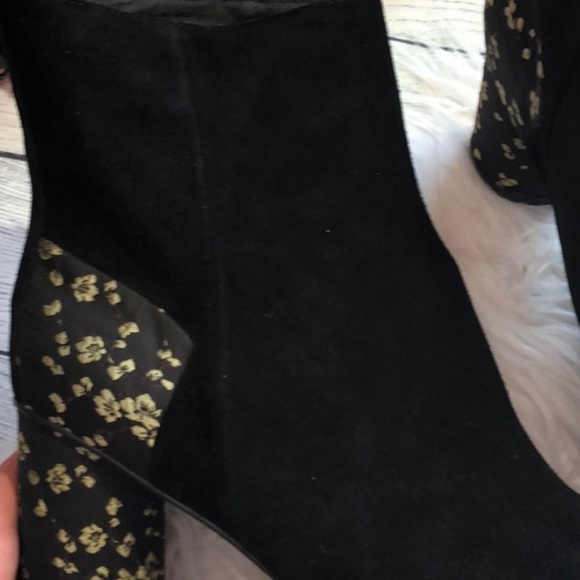 Jaggar the Label Forward Suede Pointed
Toe Bootie. Size 8. Like New. - Picture 8 of 12